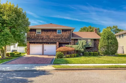 8 Acorn Ln, Plainview, NY 11803