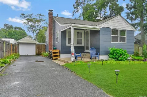 14 Celia St, Patchogue, NY 11772