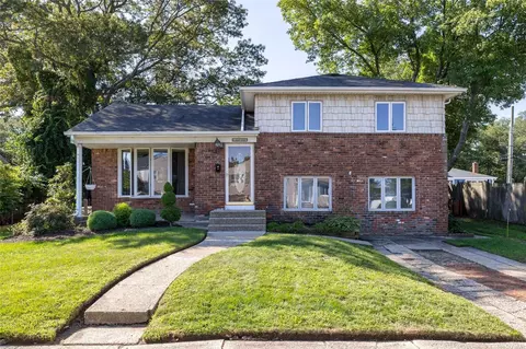 52 Grant St, Farmingdale, NY 11735