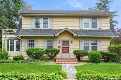 12 Lexington St, Rockville Centre, NY 11570