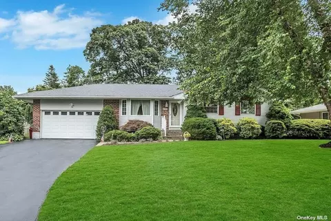 19 Raven Dr, Commack, NY 11725