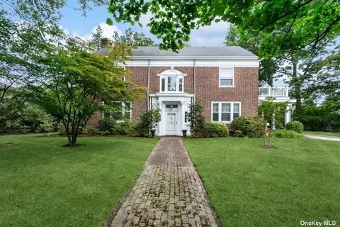 44 Nassau Blvd, Garden City, NY 11530