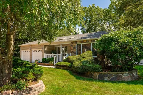 8 Springbriar Ln, Kings Park, NY 11754