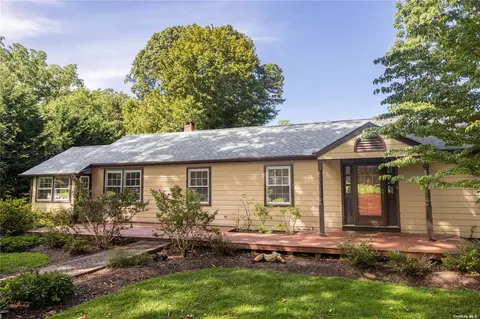4 Maybeck Dr, Setauket, NY 11733
