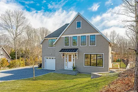 42 Squires Blvd, Hampton Bays, NY 11946