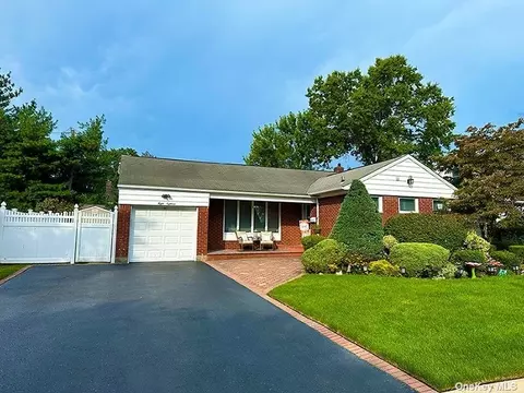 818 Bruce Dr, East Meadow, NY 11554