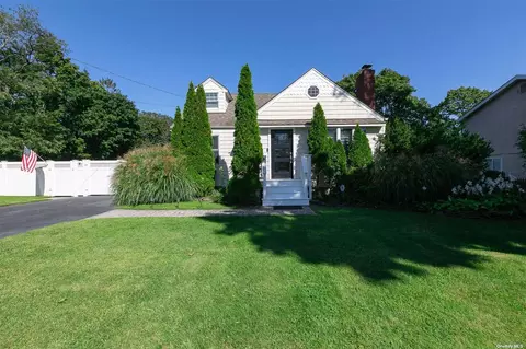 37 Center St, Patchogue, NY 11772