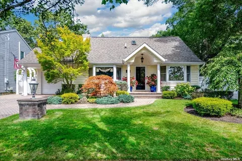 269 Lindbergh St, Massapequa Park, NY 11762