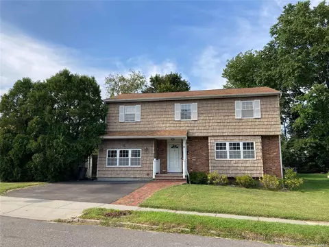 32 Broadfield Pl, Glen Cove, NY 11542