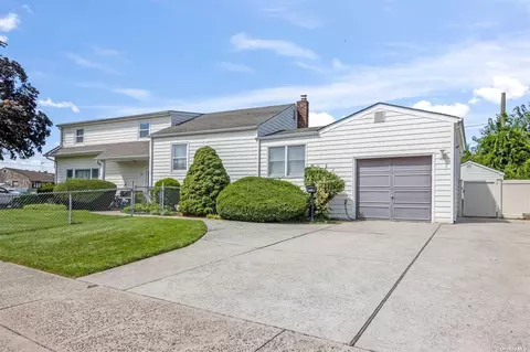 46 Scooter Ln, Hicksville, NY 11801