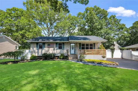 41 Bedford Ave, Mastic, NY 11950 photo 1