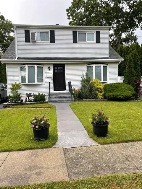 2585 Martin Ave, Bellmore, NY 11710