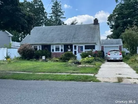 73 William St, Copiague, NY 11726