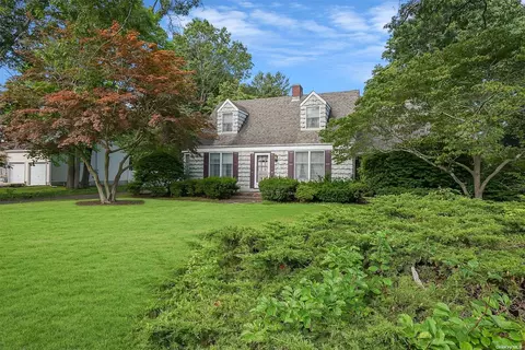 82 Oregon Ave, Medford, NY 11763