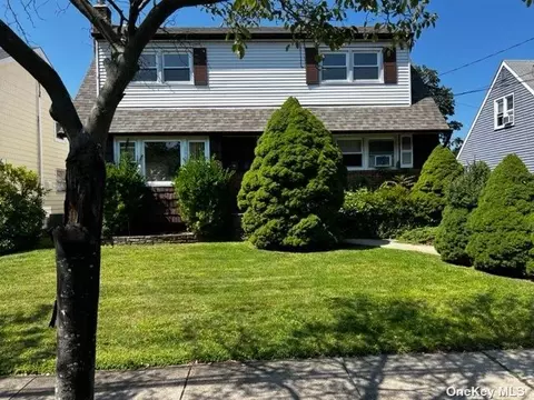 38 Staples St, Farmingdale, NY 11735