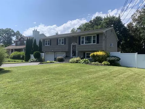 16 Woodland Rd, Centereach, NY 11720