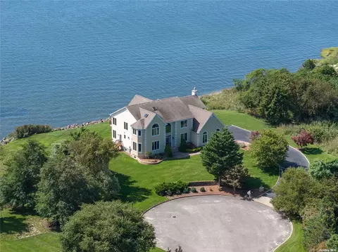 25 Skyhaven Dr, Patchogue, NY 11772