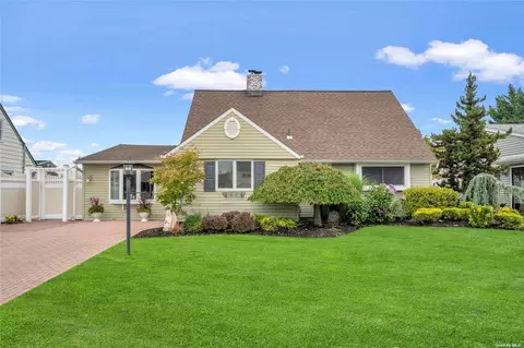 93 Sunrise Ln, Levittown, NY 11756