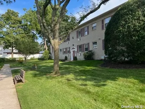 324 Post Ave #6L, Westbury, NY 11590