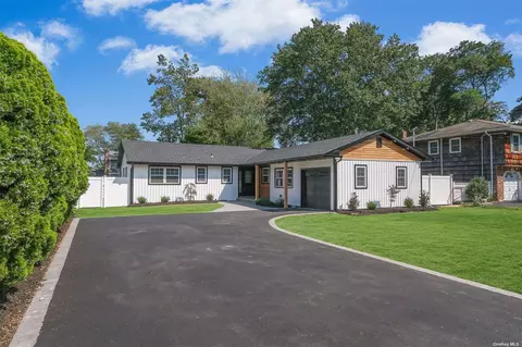 167 Lakeside Dr, Oakdale, NY 11769
