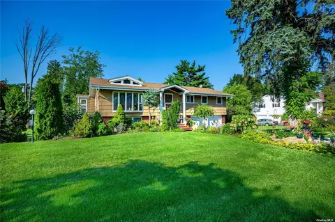 20 Jeffrey Ln, Great Neck, NY 11020