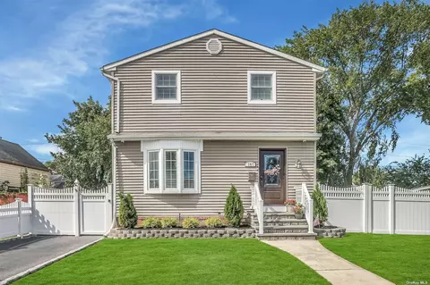 105 Lido Pkwy, Lindenhurst, NY 11757