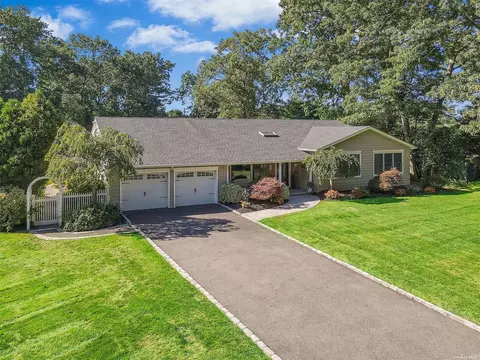 6 Canterbury Dr, Hauppauge, NY 11788