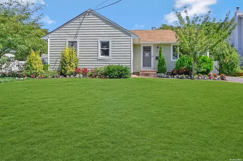 31 Nehring Ave, Babylon, NY 11702