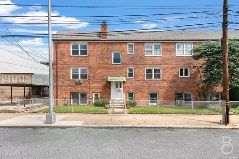 19-23 24th Rd, Astoria, NY 11102