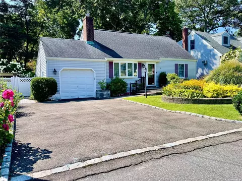 22 Covington St, Huntington Station, NY 11746