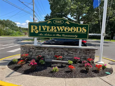 525 Riverleigh Ave #D7, Riverhead, NY 11901
