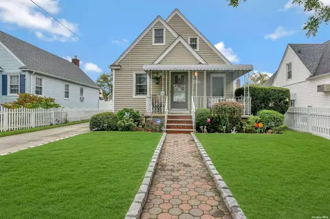 34-23 205th St, Bayside, NY 11361