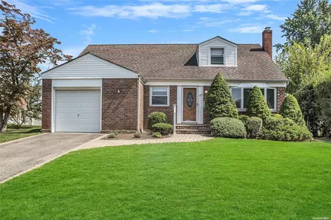 159 Orchard St, Plainview, NY 11803