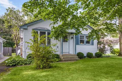 51 Peconic St, Selden, NY 11784
