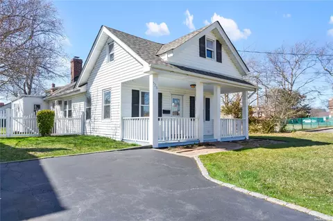 526 S Ocean Ave, Freeport, NY 11520