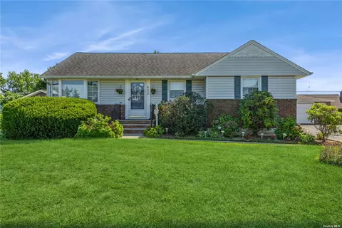 828 Whitebirch Ln, Wantagh, NY 11793