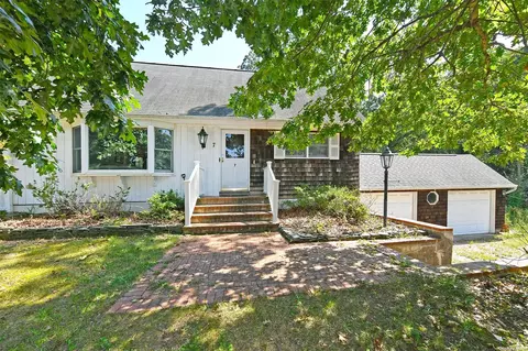 7 Valerie Ct, Yaphank, NY 11980