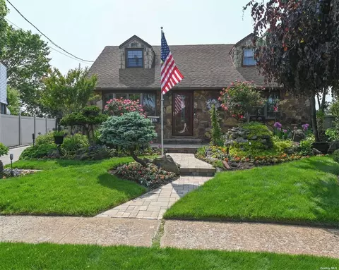1137 Ferngate Dr, Franklin Square, NY 11010