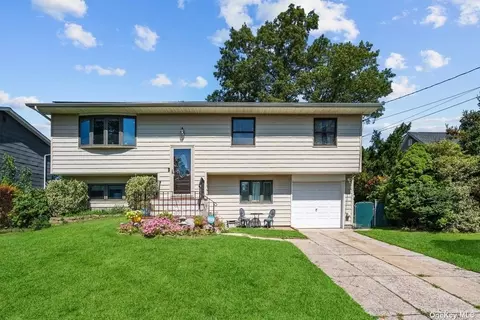 9 Tarkington Rd, Holbrook, NY 11741