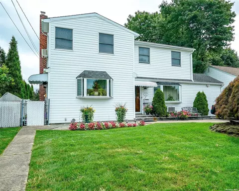 95 W 20th St, Deer Park, NY 11729
