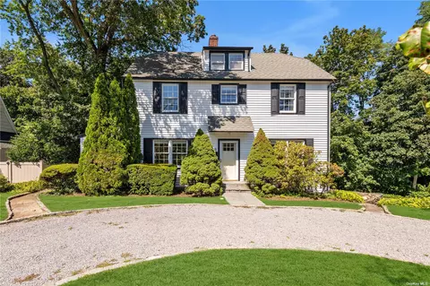 33 Hilltop Rd, Port Washington, NY 11050