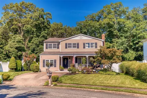 28 Sylvia Cir, Holbrook, NY 11741