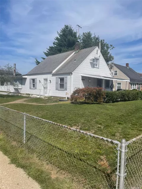7 N Water Ln, Levittown, NY 11756