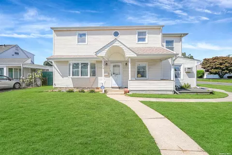 58 Elmtree Ln, Levittown, NY 11756