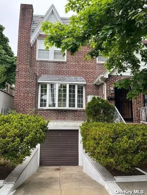 70-16 72nd Pl, Glendale, NY 11385