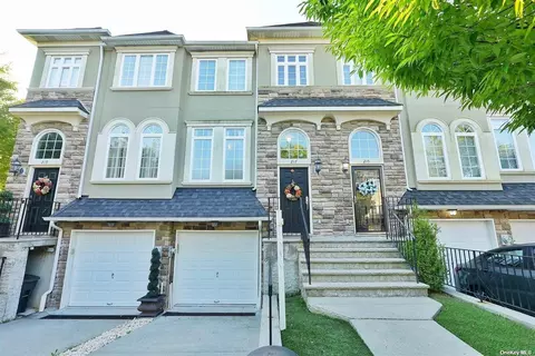 217 Presentation Cir, Staten Island, NY 10312
