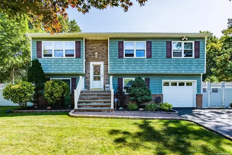 21 Peters Ln, Port Jefferson Station, NY 11776
