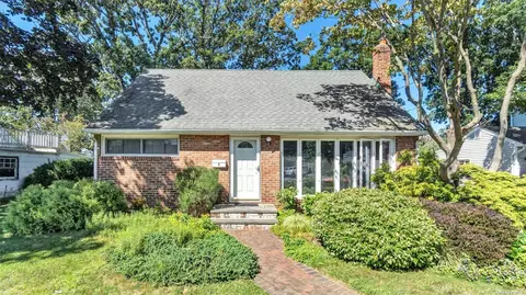3 Hull St, Oceanside, NY 11572