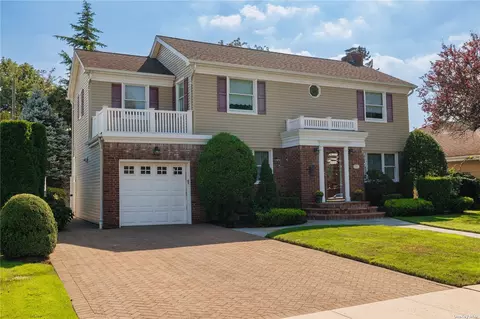 102 Wright Rd, Rockville Centre, NY 11570