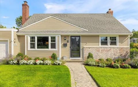 2 Greely Sq, Glen Head, NY 11545
